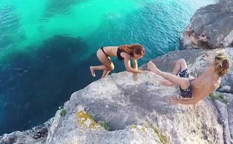 Esta pareja se ha convertido en el centro de atención luego de que saliera un video en el que una mujer intenta hacer un clavado pero al último se arrepiente y su pareja no hace nada por ayudarla.