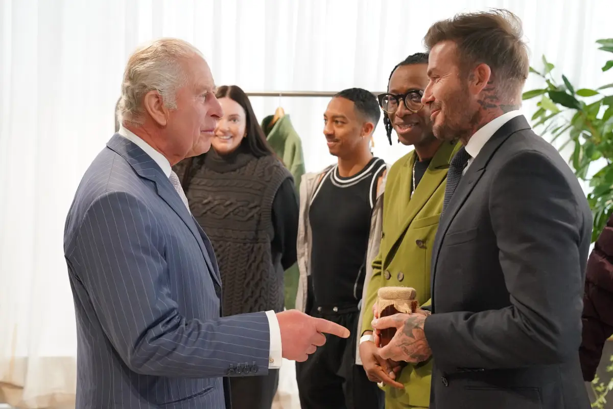 El rey Carlos III y David Beckham producen miel