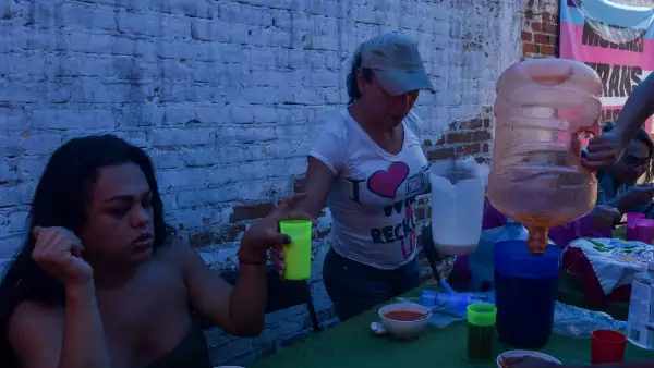 Chicas trans de Toluca abrieron un comedor comunitario en solidaridad con la comunidad transexual durante la cuarentena por COVID-19.