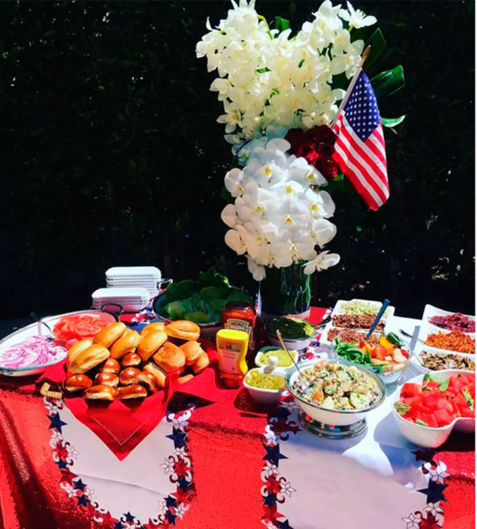 Sofía Vergara presumió la mesa con motivos patriotas.