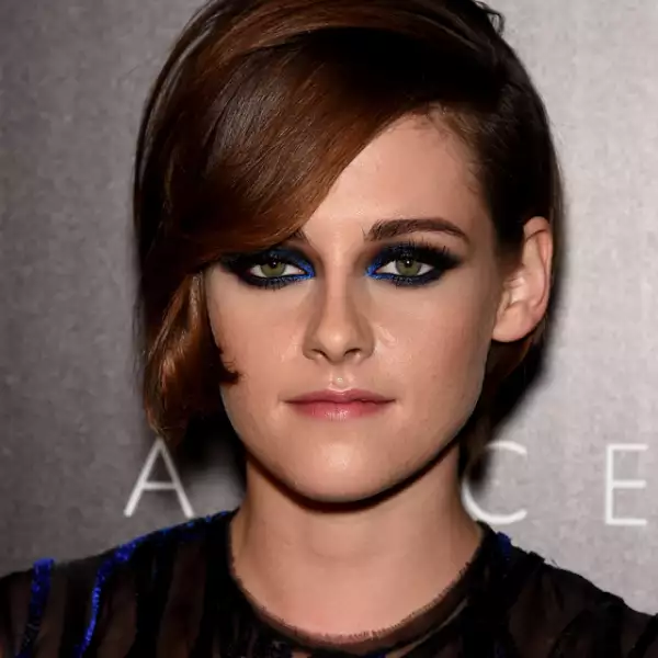 Kristen Stewart es una de las celebs con la que inmediatamente relacionamos el smokey eye. Sabe levantar el verde de sus ojos con sombras muy oscuras.
