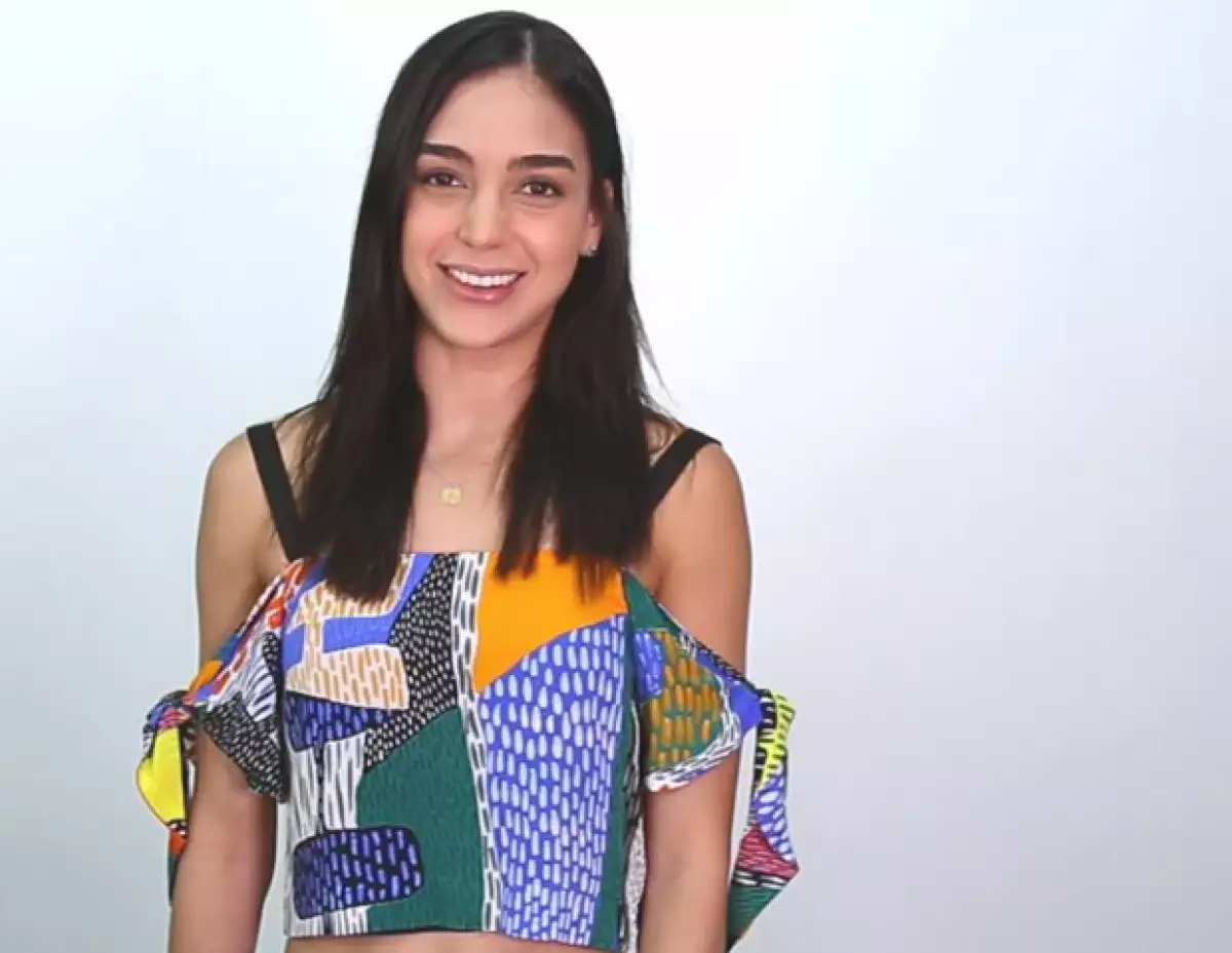 La estrella de teatro musical cumple nuestro reto y nos canta las canciones que le recuerdan nuestra lista de palabras como "familia", "sexy" y "fiesta".