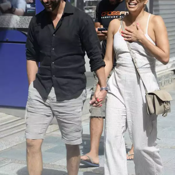 Eva Longoria y Pepe Bastón pareciera que siguen de luna de miel y es que se les vio de lo más románticos por las calles de Marbella, España.