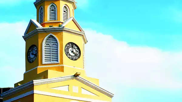 La torre del reloj se apoya sobre la puerta principal de la antigua ciudad amurallada, que en su época colonial fue testigo de intentos de invasiones extranjeras.
