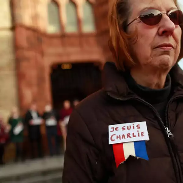 Personas salieron a las calles con pequeñas banderas de Francia en el pecho.