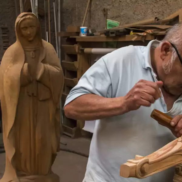 En Guadalajara hacen esculturas eclesiásticas para las actividades del máximo representante de la iglesia.