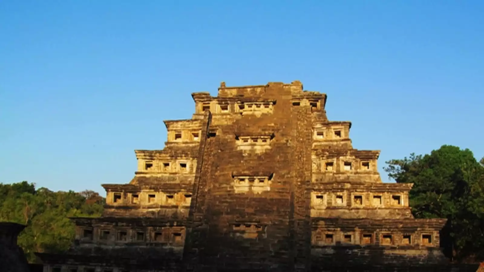 piramide del los nichos en el tajin en veracruz