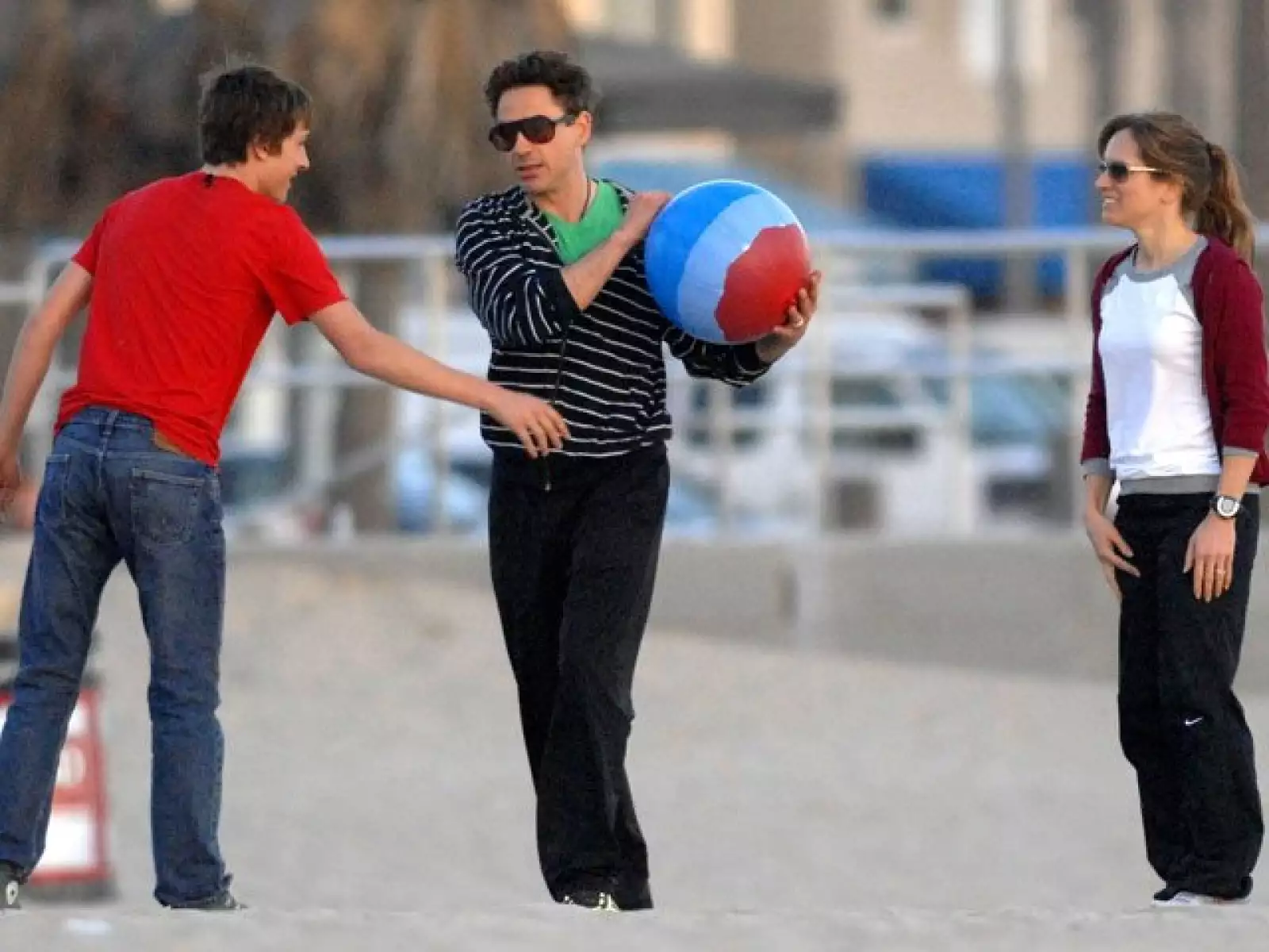 Robert Downey Jr., su esposa, Susan, y su hijo, Indio, juegan en la playa en Los Ángeles, California.