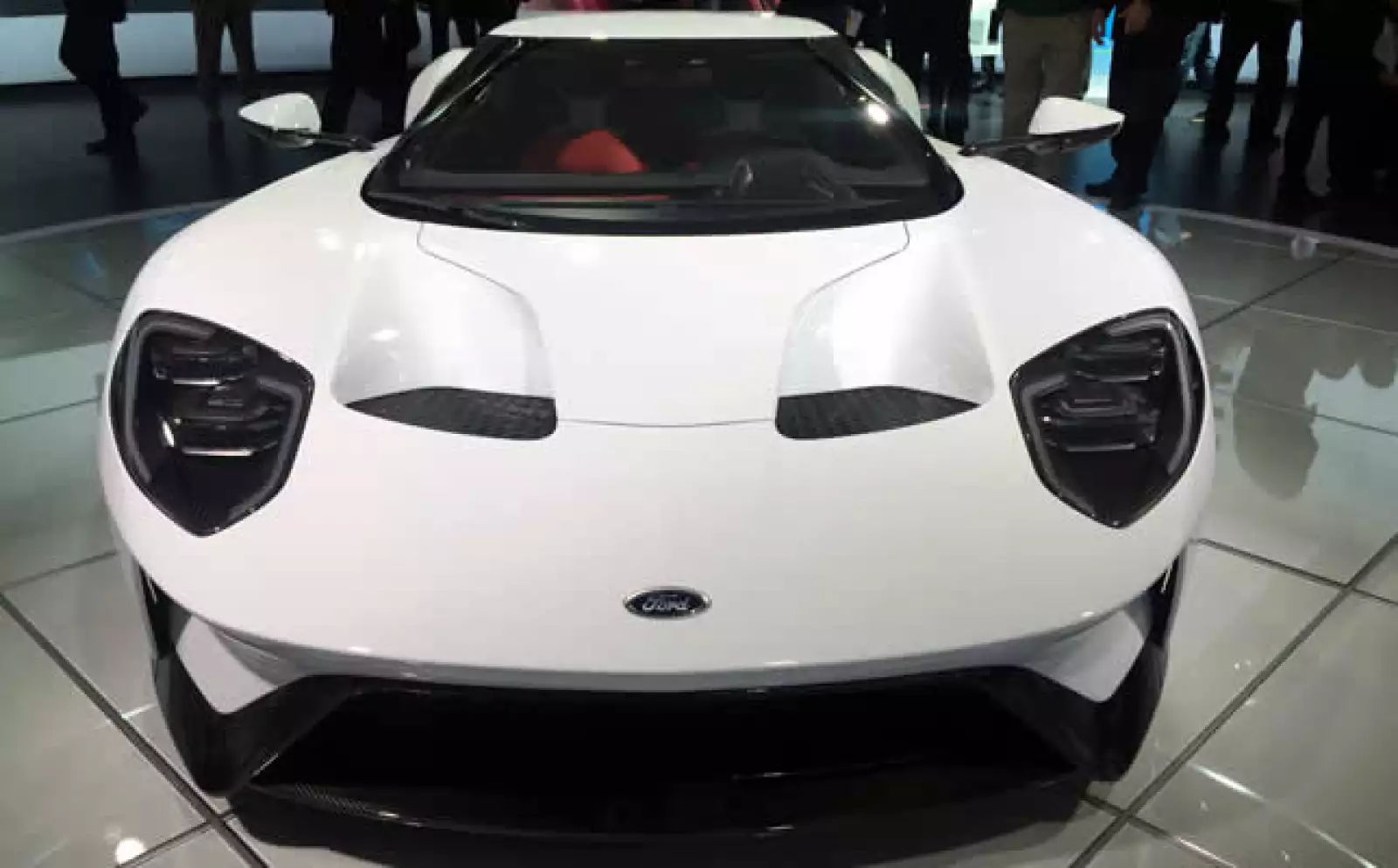 La automotriz Ford también presentó su modelo GT con vidrio Gorilla Glass.