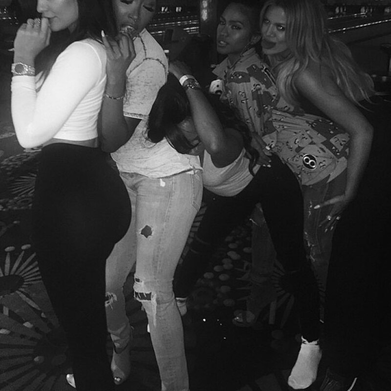 Pero las Kardashian-Jenner no fueron las únicas en asistir al cumple de Khloé, pues la estrella de reality también estuvo acompañada por sus amigas.