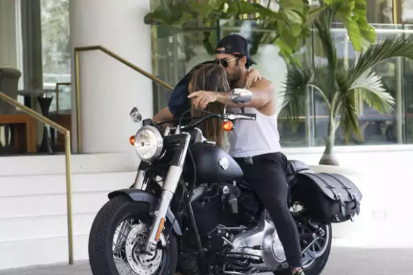 Sin pena alguna Lola se acercó a su enamorado para hacerle esta muestra de cariño en público.