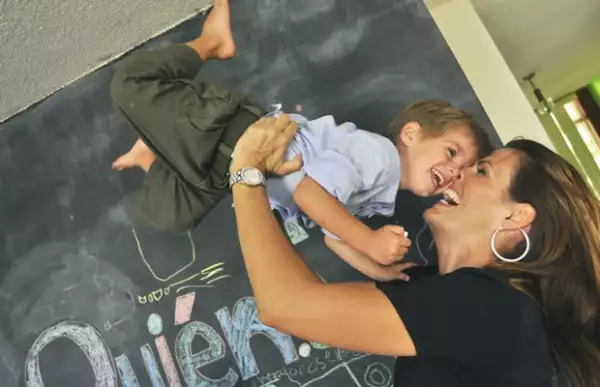 La orgullosa madre asegura que Montserrat Oliver es muy familiar.