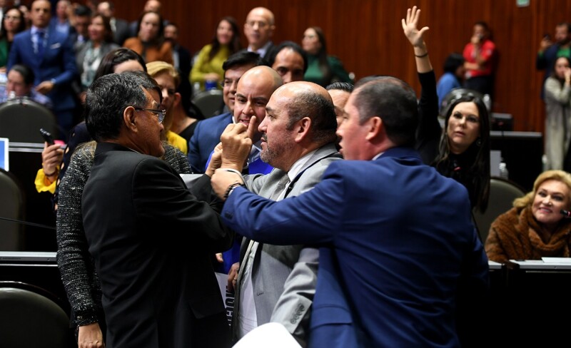 Empujones entre diputados