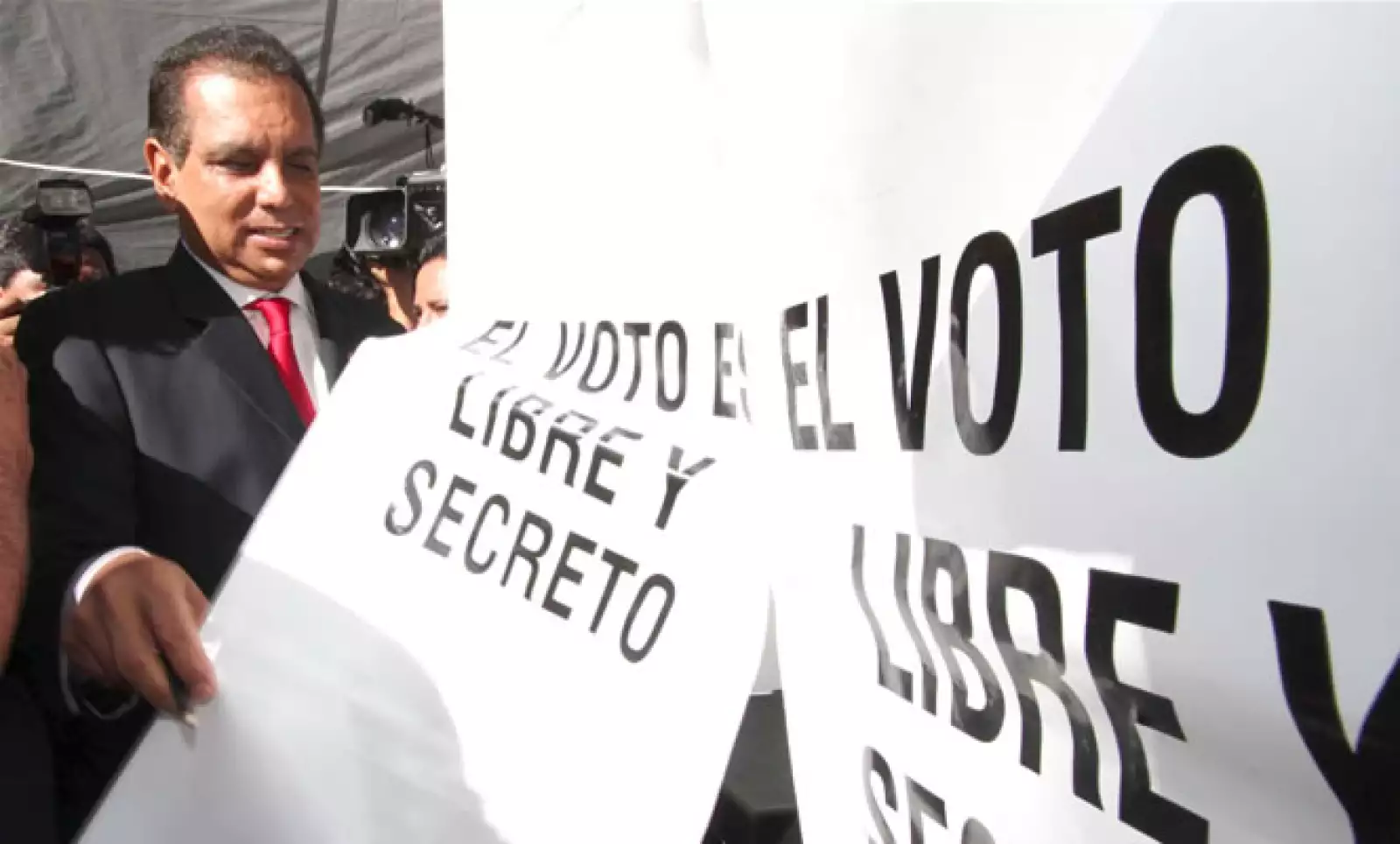 El gobernador Fidel Herrera Beltrán se presentó a temprana hora a emitir su voto en la casilla 2053.