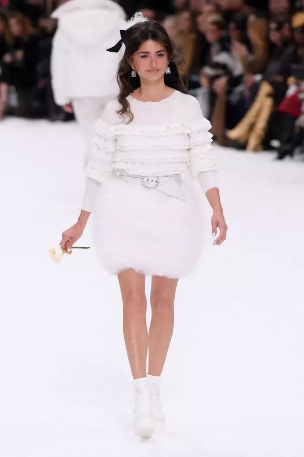 penelope cruz chanel plumas