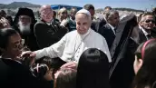 En esta imagen de folleto proporcionada por la Oficina del Primer Ministro griego, el Papa Francisco se reúne con ciudadanos y miembros de la comunidad católica el 16 de abril de 2016 en Mitilene, Lesbos, Grecia. El Papa Francisco visitará a los migrantes en el campamento de Moria en la isla griega de Lesbos junto con el Patriarca Ecuménico Ortodoxo Griego Bartolomé I y el Arzobispo de Atenas y Toda Grecia, Ierónimos II