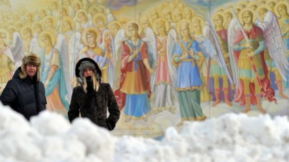 turistas pasean frente a un fresco en ucrania