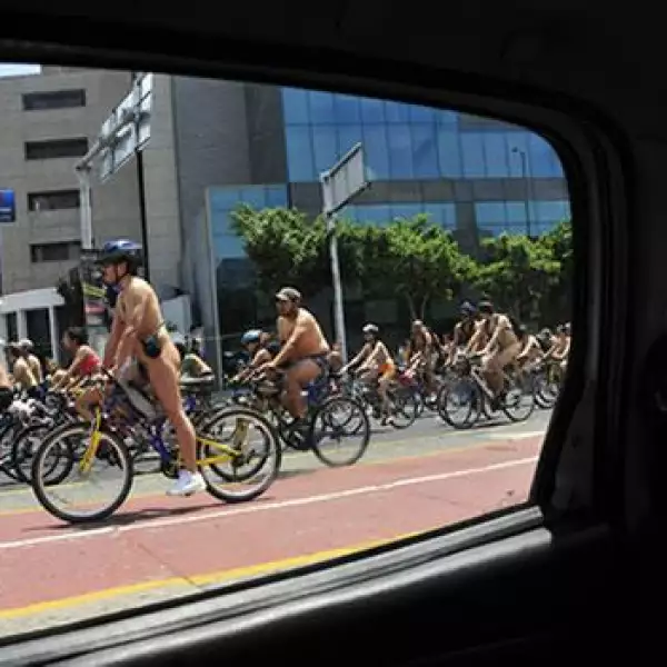 ciclistas protestaron desnudos