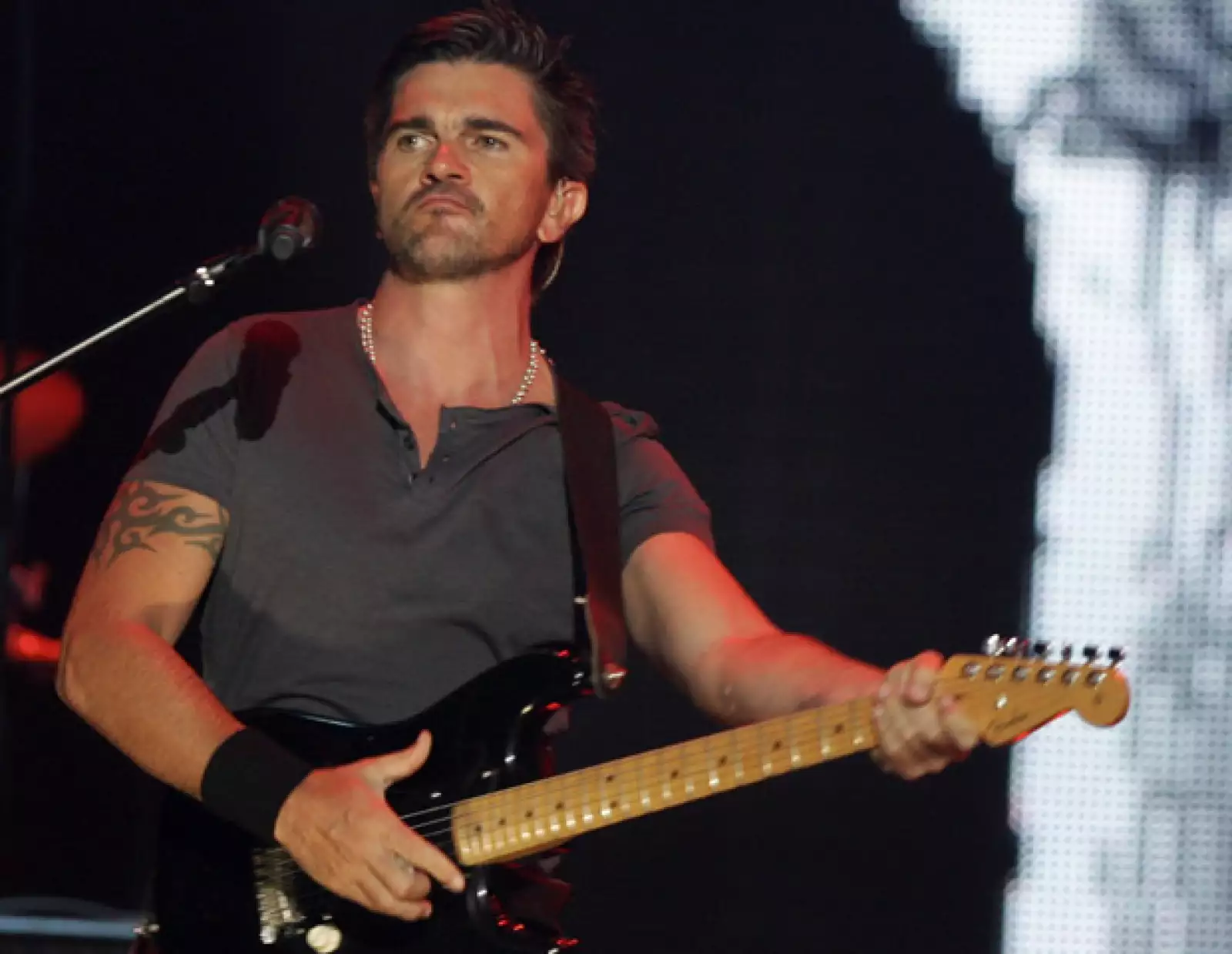 El cantante Juanes interpretó algunos de sus éxitos en la celebración.