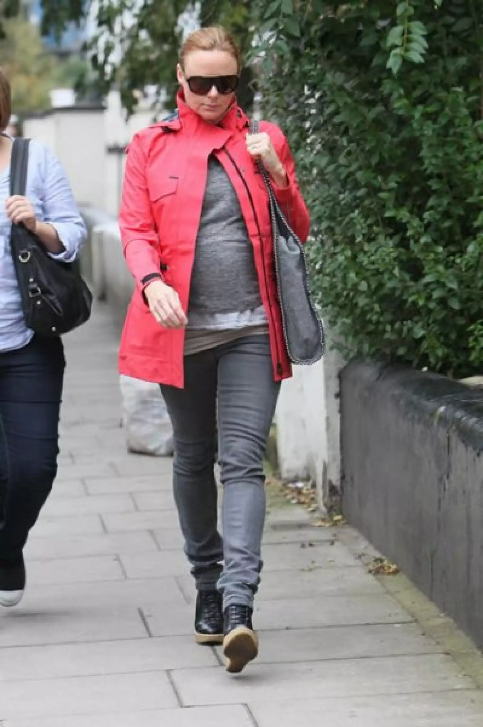 Stella McCartney, hija del mítico Sir Paul, diseña con materiales que no dañan al medio ambiente y está completamente en contra de usar pieles.