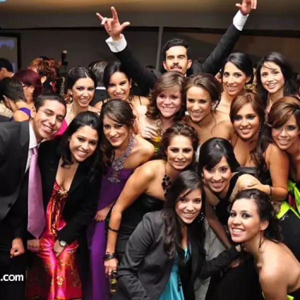 Novios con sus amigas