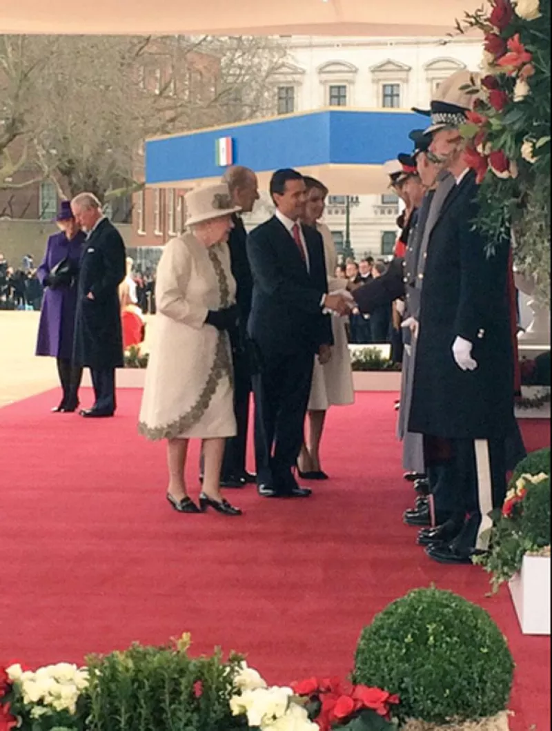 La reina Isabel II de Inglaterra, Carlos de Inglaterra y Camilla recibieron esta mañana al mandatario mexicano y a su esposa.