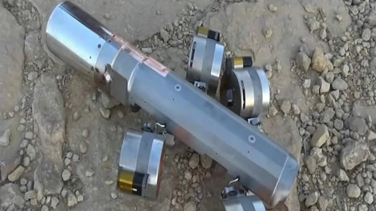 Una lata de BLU-108 con cuatro municiones encontradas en el área de al-Amar, al norte de Yemen