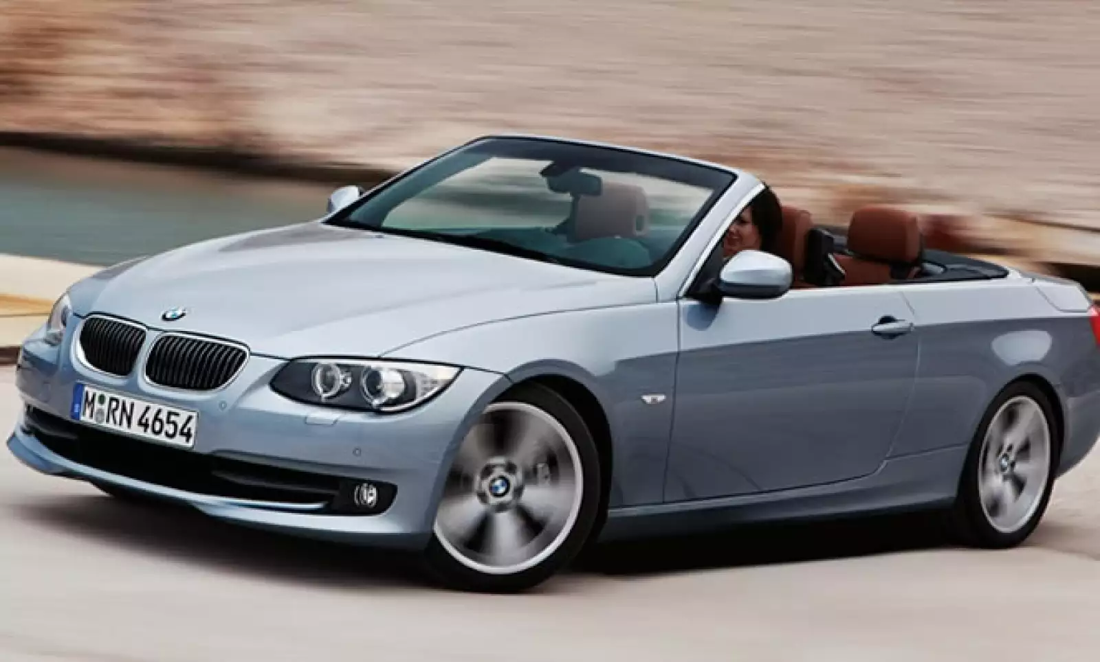 Por su parte, el BMW 320d Efficient Dynamics Edition, combina un consumo de combustible diésel de apenas 4.1 litros a los 100 kilómetros, con un valor de CO2 de 109 gramos por kilómetro.