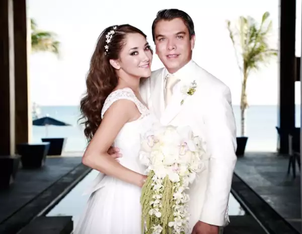 Los novios eligieron bailar el tema "Para dedicarme a ti", interpretada por el solista Tony Rosher, calificado como "la promesa musical poblana".