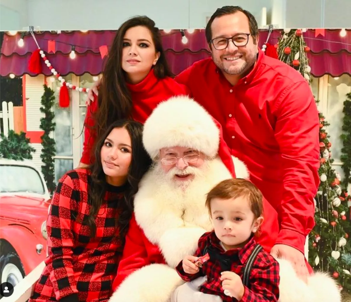 Imagen navideña de Carolyn Adams y José Ramón López Beltrán