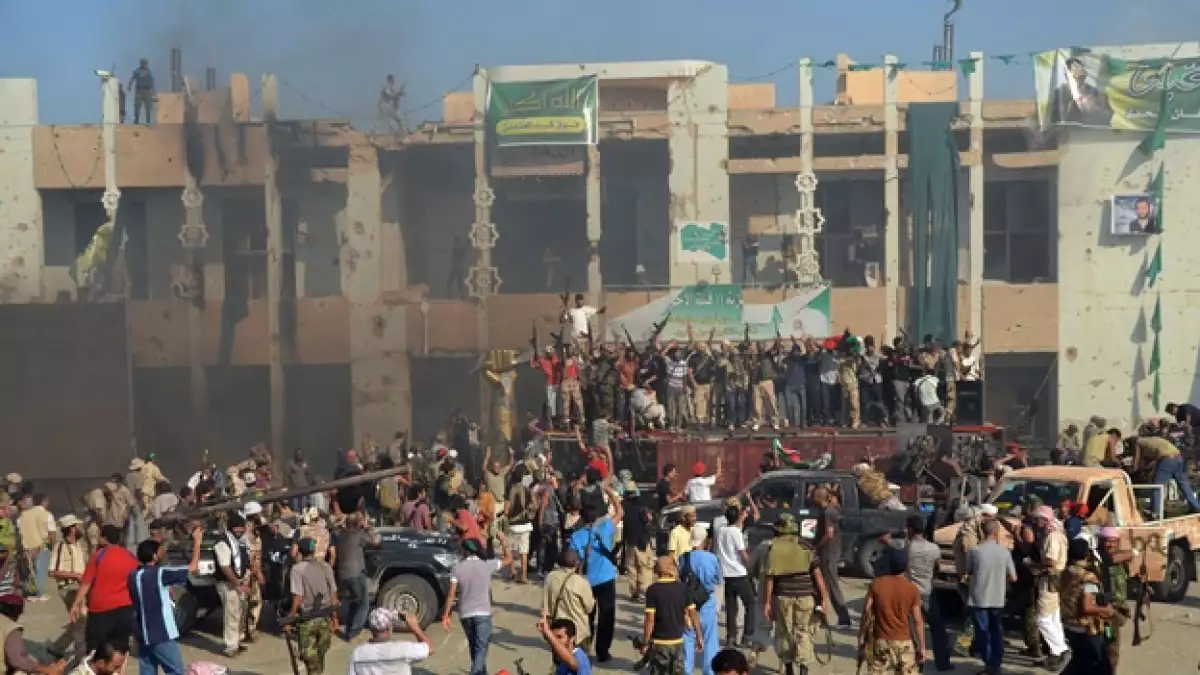 rebeldes en el refugio de moammar gadhafi
