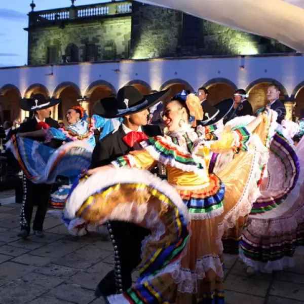 Los mandatarios disfrutaron de la exhibición de bailes regionales y mariachi en el Instituto Cultural Cabañas, donde se desarrollará la Cumbre de Líderes de América del Norte, en la ciudad de Guadalajara, Jalisco.