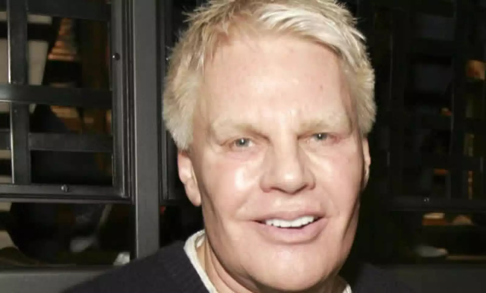 Según un artículo de Bloomberg de 2012, Jeffries tiene normas específicas sobre la ropa deben  usar los hombres que trabajan en su jet privado, también ha dicho que sólo los chicos cool deben llevar la ropa de Abercrombie, por lo que el resto de nosotros 