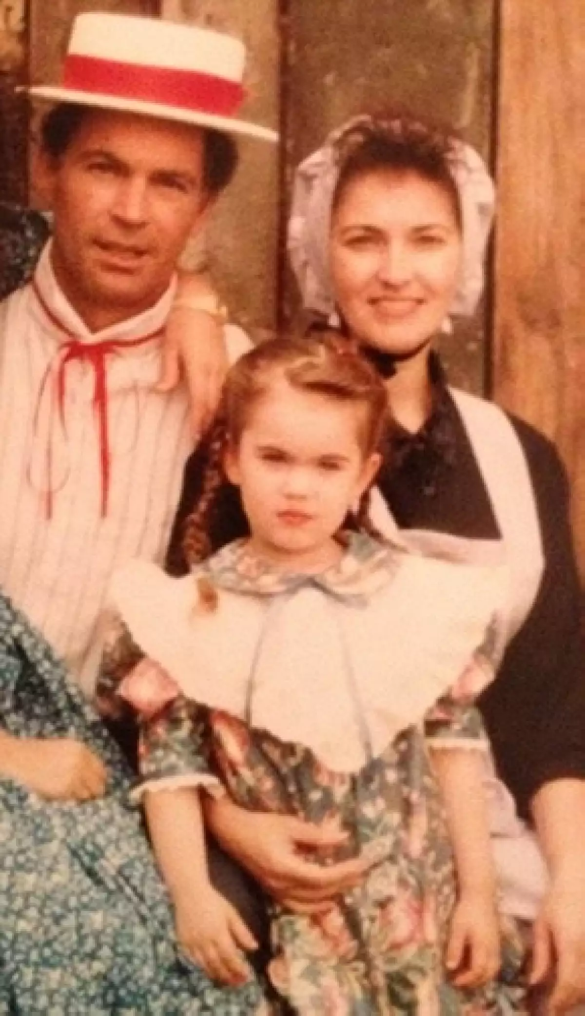 Esta es la foto que subió donde sale ella de pequeña con sus papás.