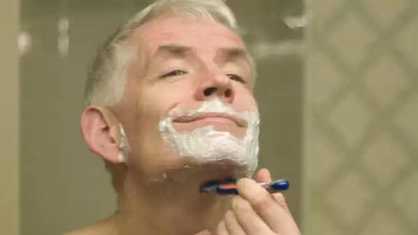 Al afeitar el cuello, lo recomendable es que la navaja vaya en dirección contraria al crecimiento natural del vello. Cuando hayas eliminado o recortado la barba continúa con bigotes y patillas.
