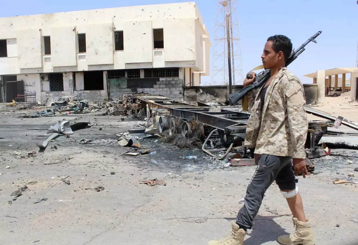 La CIA advierte que el grupo terrorista busca nuevas formas para flitrarse a Occidente. En la foto, un miembro de seguridad hace un recorrido tras un ataque de ISIS en Libia este jueves.