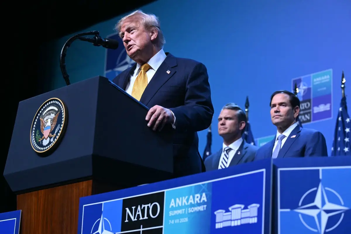 El presidente de los Estados Unidos, Donald Trump, junto al Secretario de Estado de los Estados Unidos Marco Rubio (R) y al Secretario de Defensa de los Estados Unidos, Pete Hegseth, habla a la prensa durante una Cumbre de la OTAN en el Complejo Presidencial Bestepe en Ankara, el 8 de julio de 2026.