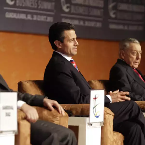 La Cumbre de Negocios, que se celebra en la ciudad de Guadalajara, contó con la participación del presidente Enrique Peña Nieto (c).