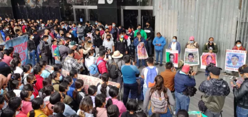 Familiares y padres de los 43