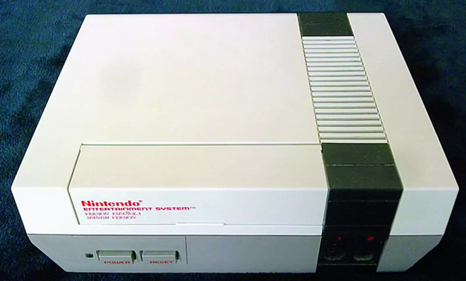 Despues de la aparición del Intellivision en México, el boom de las consolas fue gracias a Atari 2600. Títulos como Space Invaders y Pac-Man invadieron los cuartos de ruidos y colores. Para fines de la década, Nintendo Electronic System marcó el reinado d