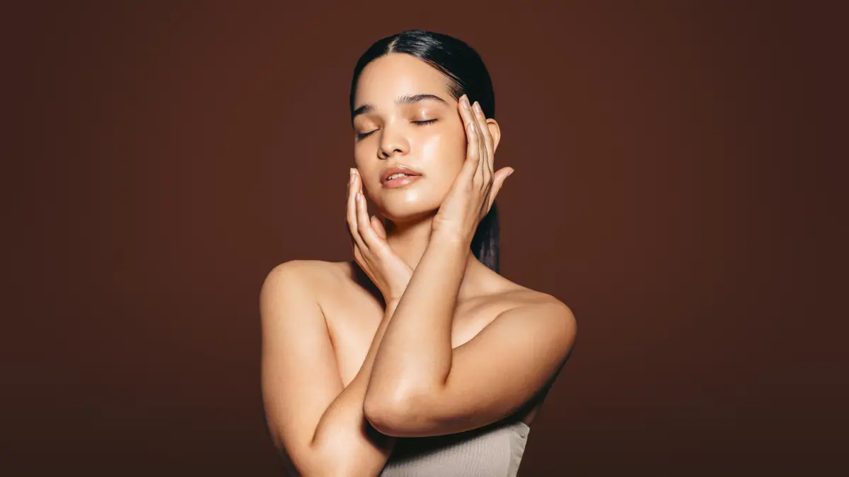 Beautiful,Young,Woman,Touching,Her,Flawless,Skin,In,A,Studio.