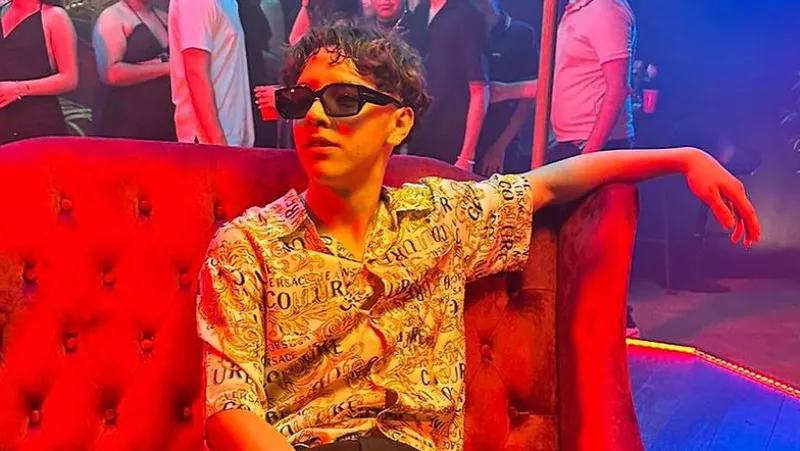 Xavi es un cantante corridos tumbados que interpreta "La Víctima"