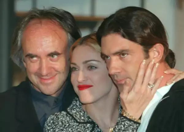 La cantante y actriz Madonna, al centro, con sus co-protagonistas en la película Jonathan Price y Antonio Banderas, el 2 de octubre de 1995, en Londres. Banderas protagonizó al Che Guevara.