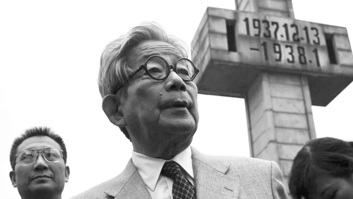 Kenzaburo Oe Visits Nanjing Massacre Memorial Hall