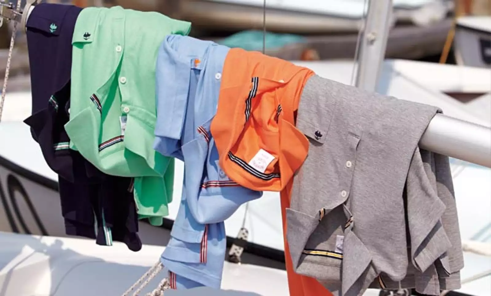 Combina tu ‘outfit’ con cualquiera de estas playeras estilo polo, con material 100% algodón.