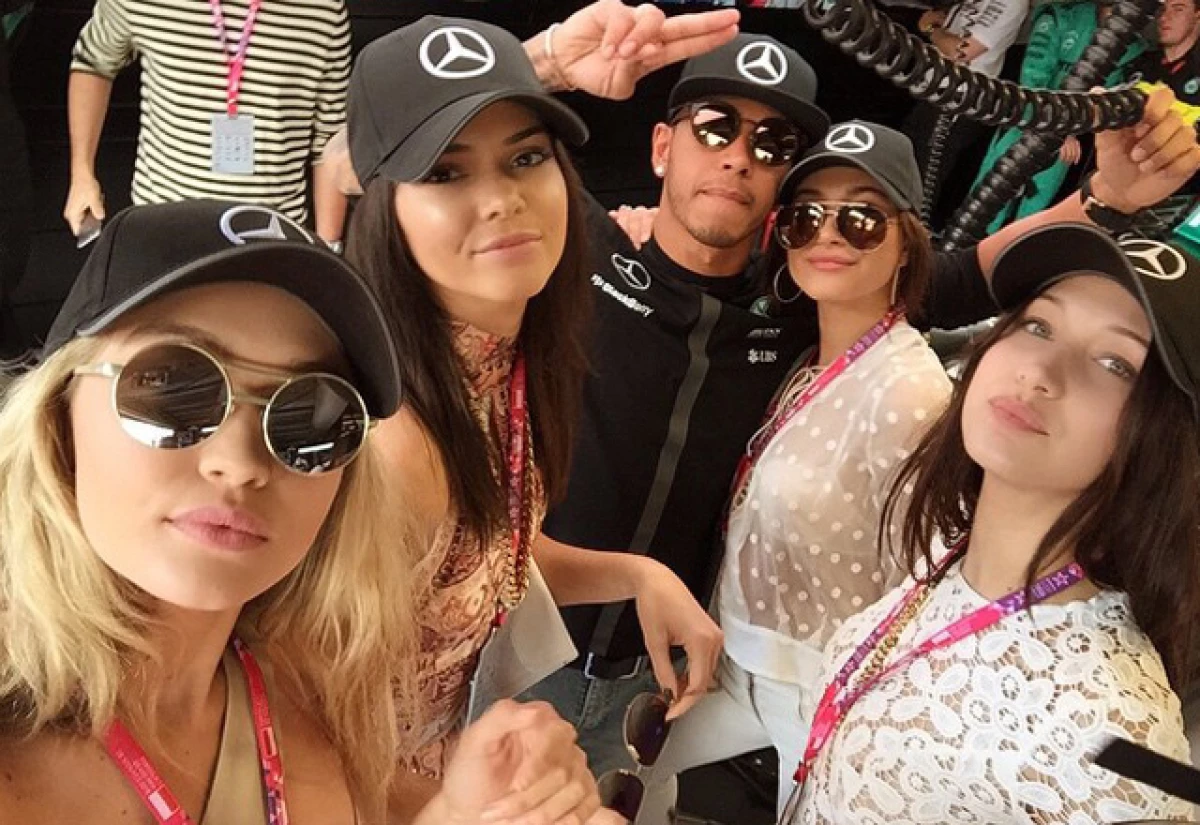 Durante su estancia en Mónaco, la famosa modelo ha sido relacionada con el piloto inglés y ya hay hasta quienes aseguran que Kris Jenner lo quiere para su hija.