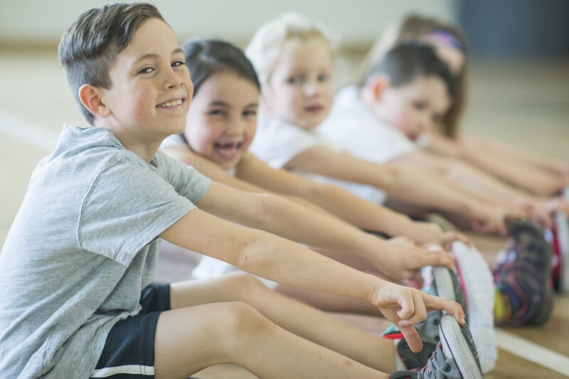 niños hacen ejercicio