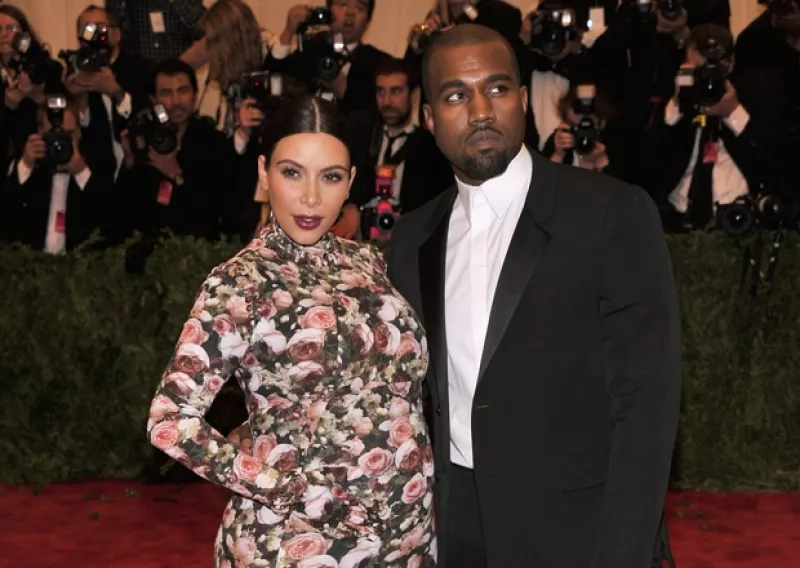 Una fuente del portal Daily Mail informó que Kanye corrió al hospital cuando se enteró que Kim estaba a punto de entrar en trabajo de parto, y al llegar no se separó de ella ni un solo momento.