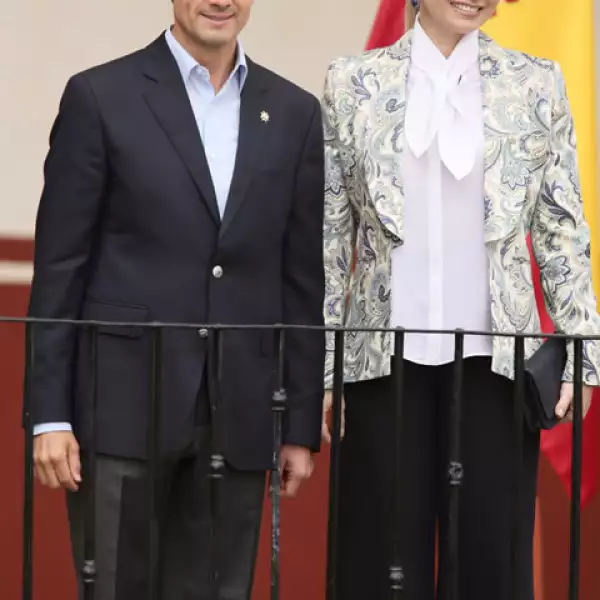 Angélica Rivera portó un saco estampado, una blusa blanca y unos pantalones negros.