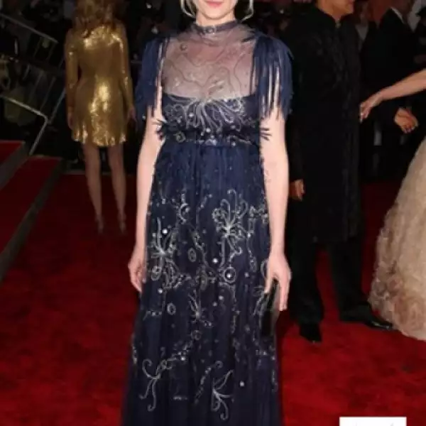 Kirsten Dunst usó un diseño de Chanel que en lo absoluto era apropiado para su edad, pues la hacía ver mucho mayor. Tampoco ayudó el usar medias negras opacas y zapatos del mismo col